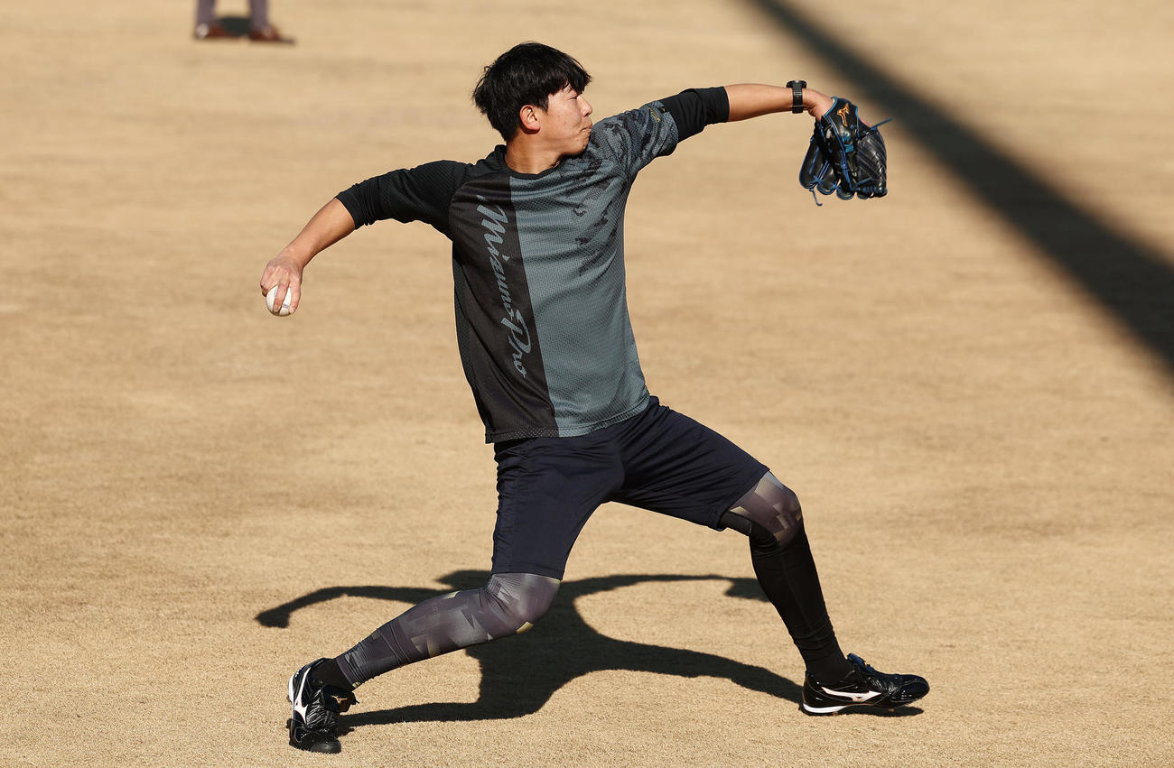 鳴尾浜球場でキャッチボールする阪神畠（撮影・前田充）