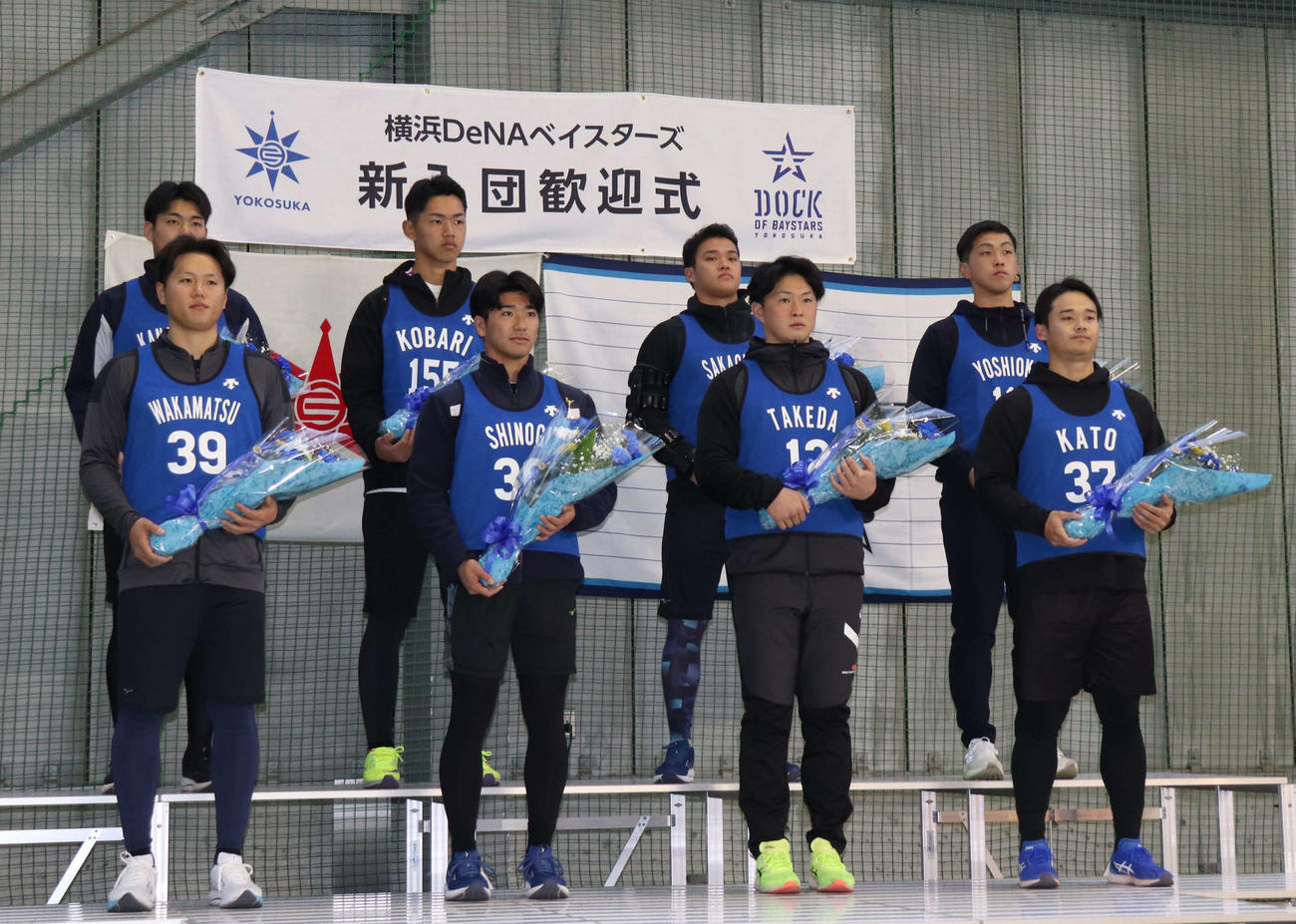 神奈川・横須賀市内の球団施設DOCKで行われた「新入団選手歓迎式」に登壇した（前列左から）若松、篠木、竹田、加藤（後列左から）金渕、小針、坂口、吉岡（撮影・佐瀬百合子）