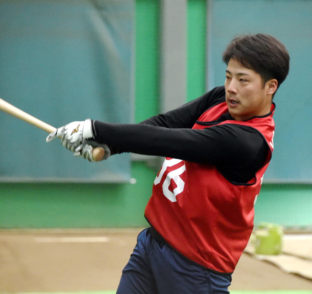 ティー打撃で汗を流す楽天ドラフト5位・吉納（撮影・山田愛斗）