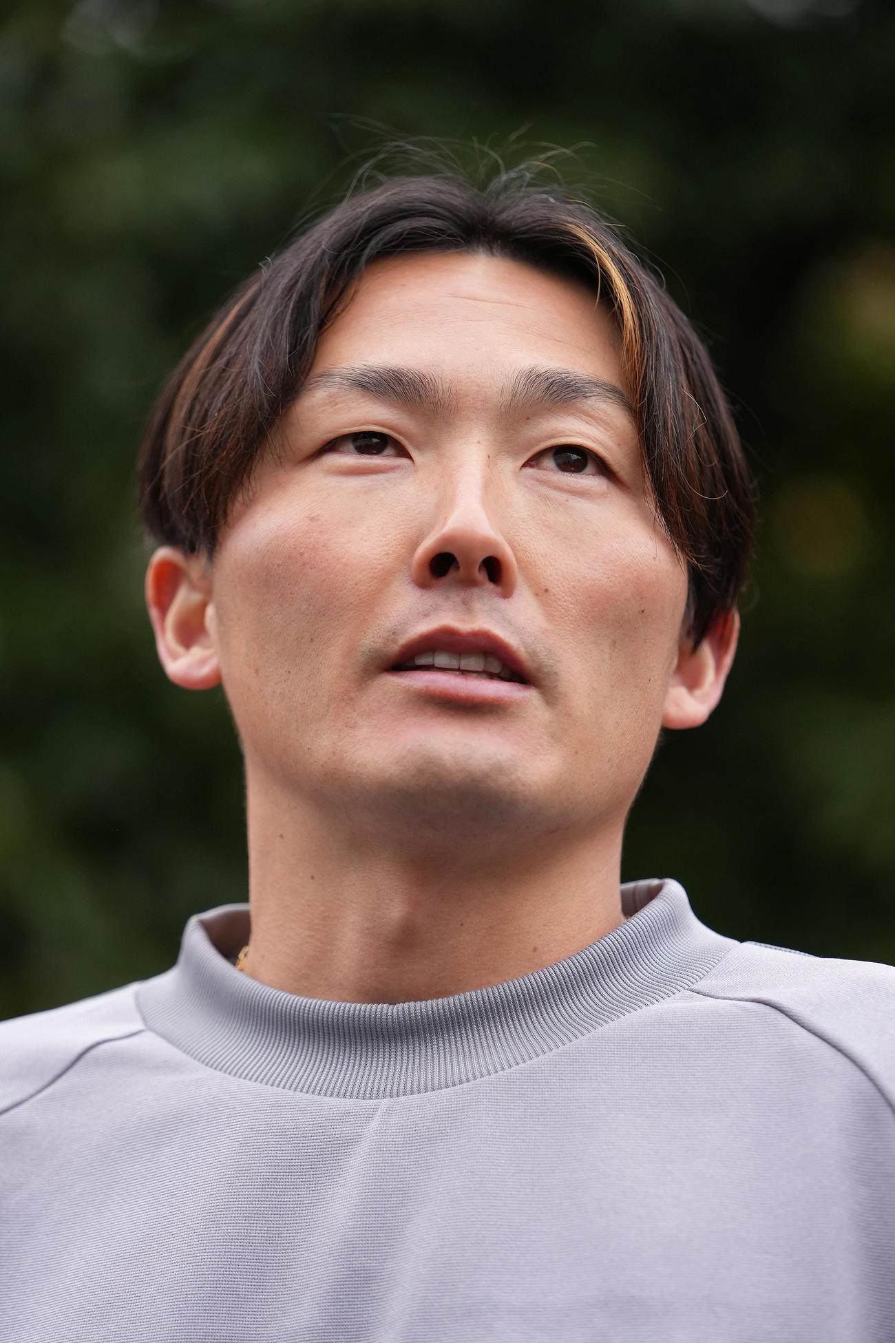 自主トレを前に取材に応じる西武源田（撮影・足立雅史）