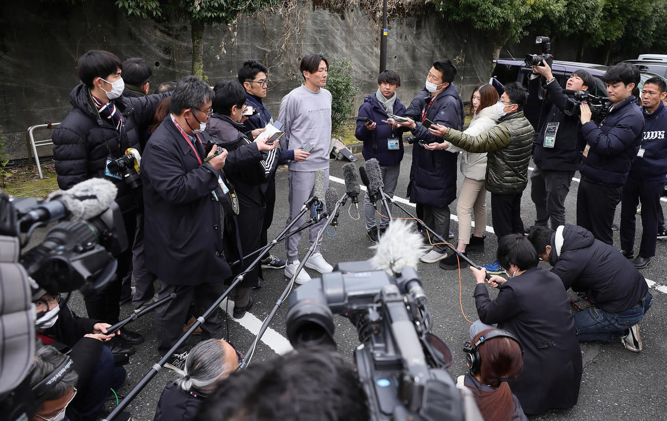 自主トレを前に取材に応じる西武源田（撮影・足立雅史）