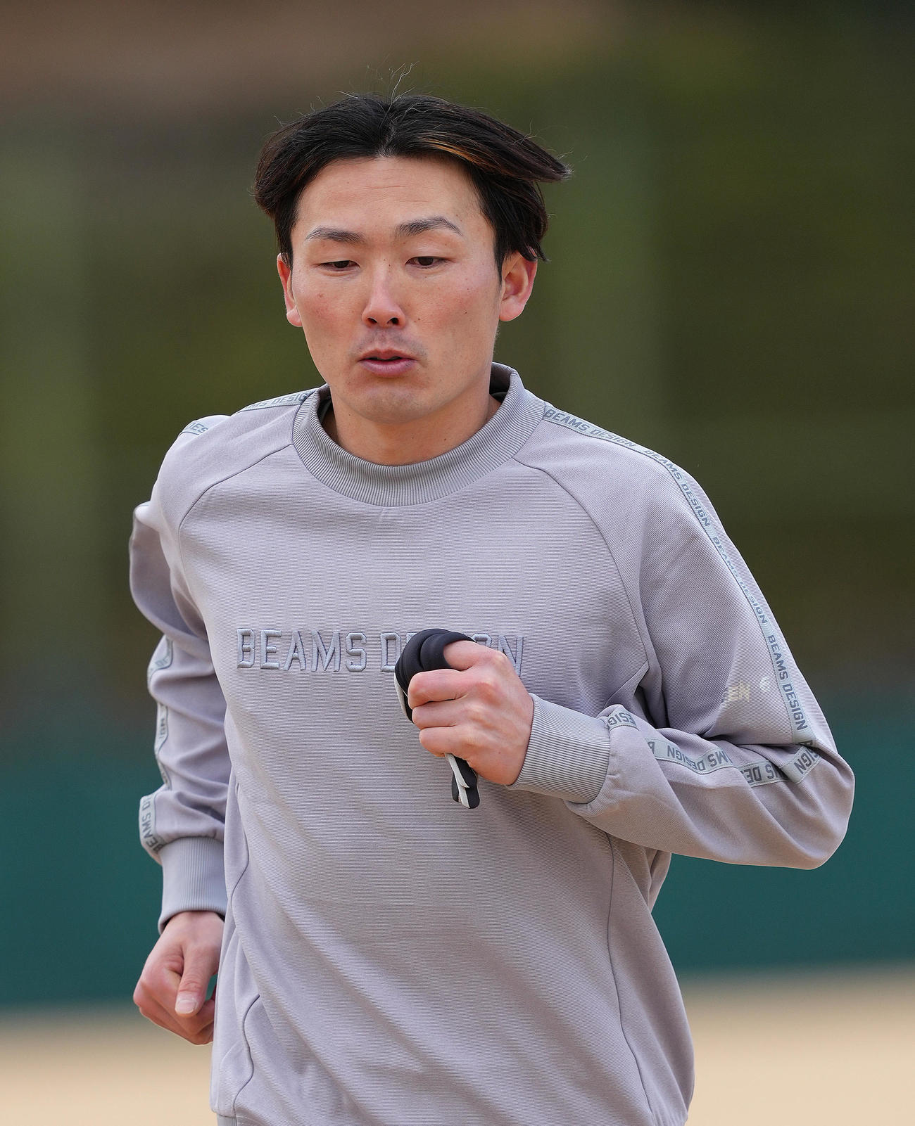 グラウンドを走る西武源田（撮影・足立雅史）