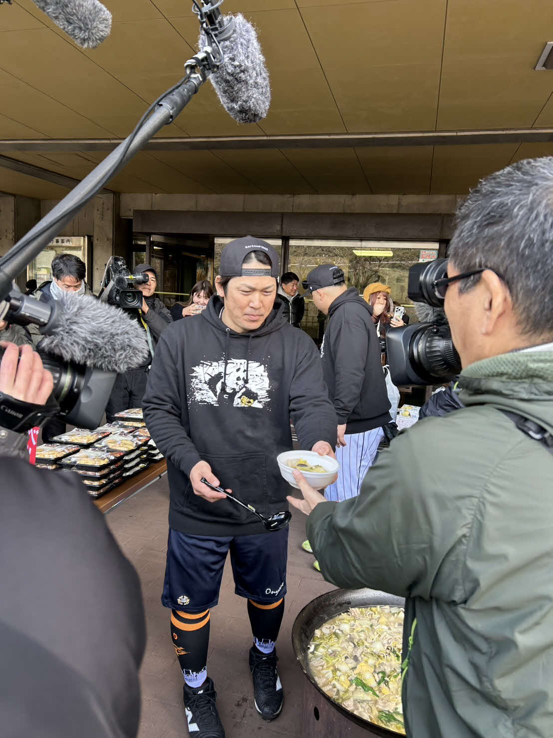 報道陣、ファンに昼食を振る舞う巨人甲斐（撮影・水谷京裕）