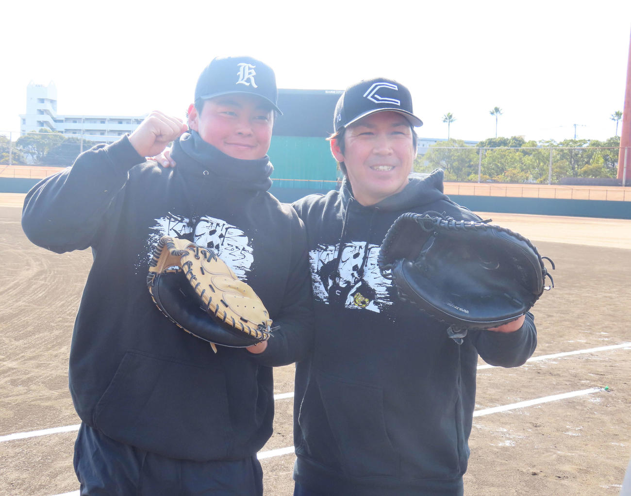 笑顔で写真に納まる巨人山瀬（左）と甲斐（撮影・水谷京裕）