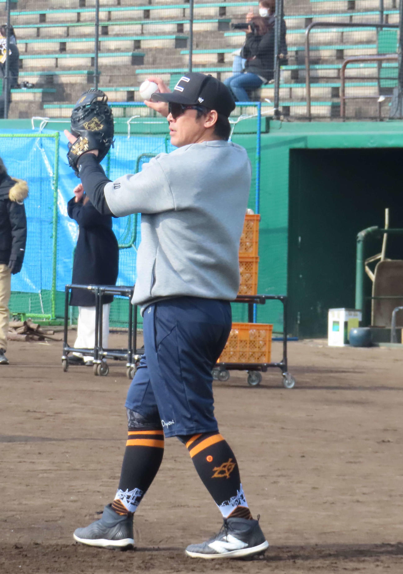 キャッチボールをする巨人甲斐（撮影・水谷京裕）