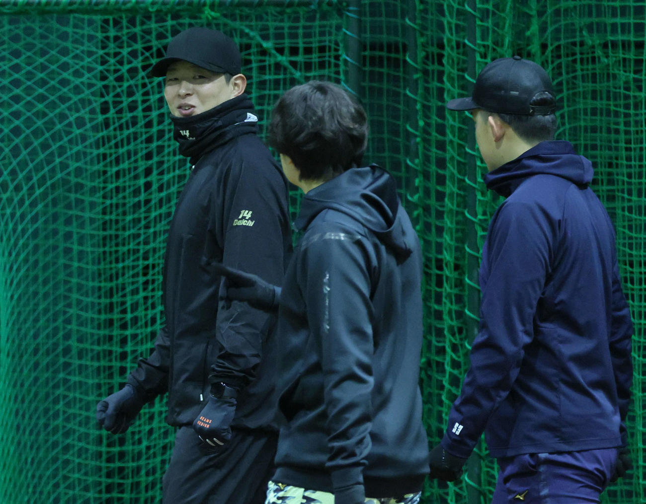 小林（右）、大道（中央）と自主トレを行う広島大瀬良（撮影・加藤孝規）