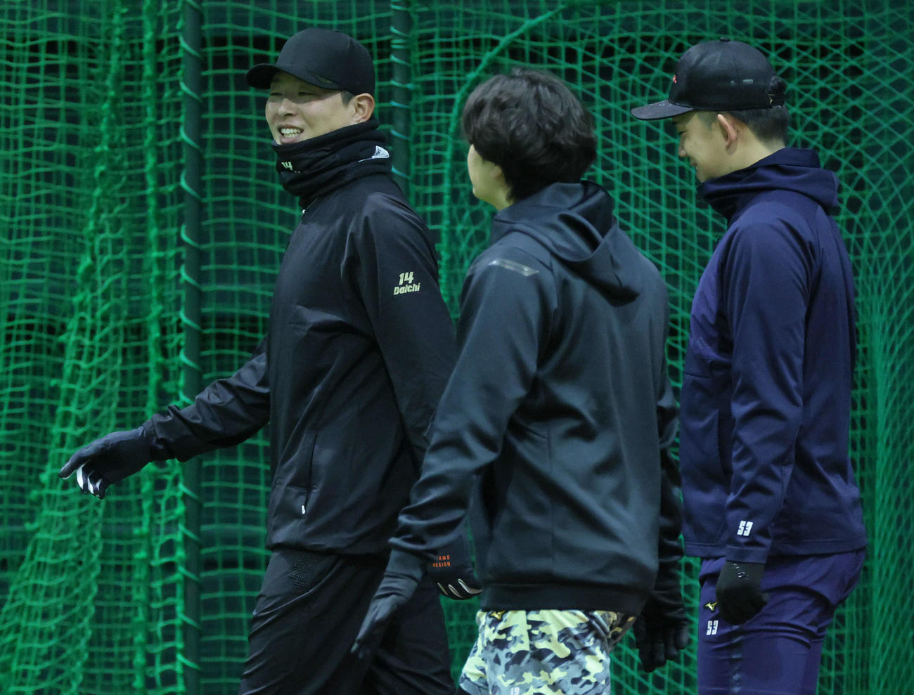 小林（右）、大道（中央）と自主トレを行う広島大瀬良（撮影・加藤孝規）