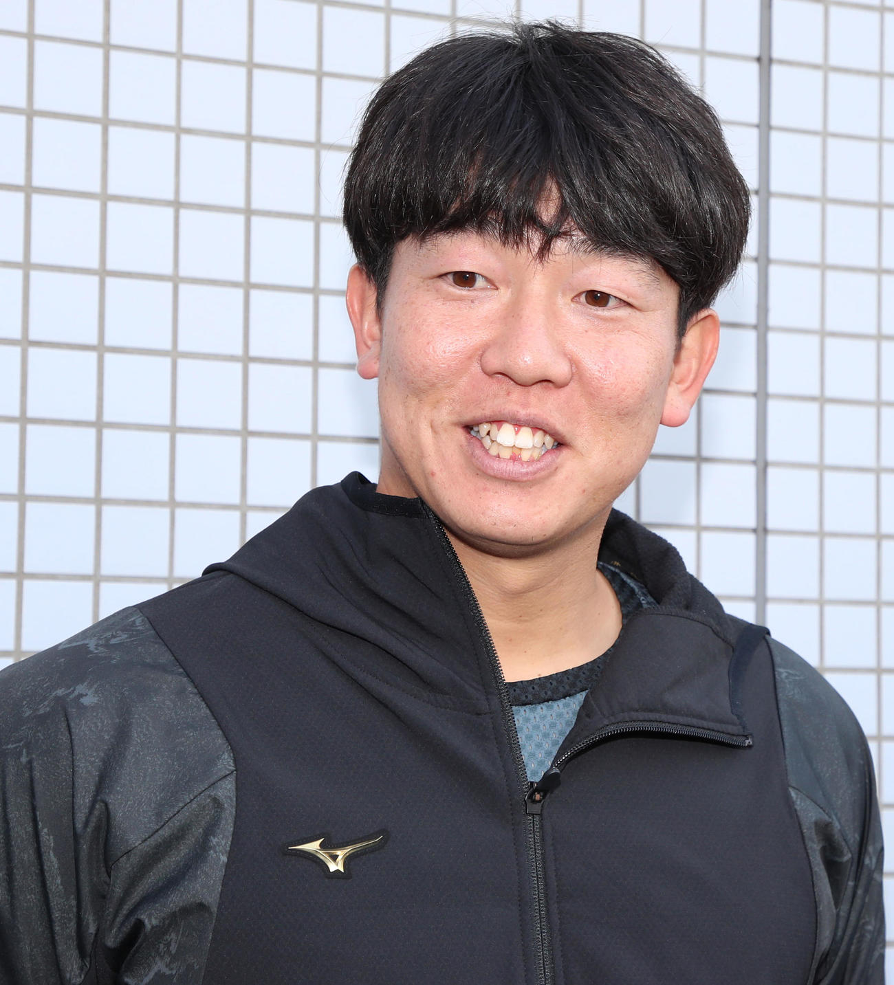 自主トレを公開し記者の質問に明るい表情で答える畠（撮影・加藤哉）