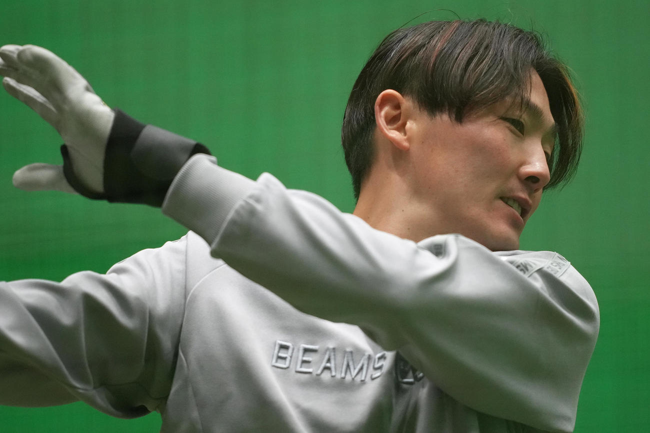自主トレで打撃練習する西武源田（撮影・足立雅史）