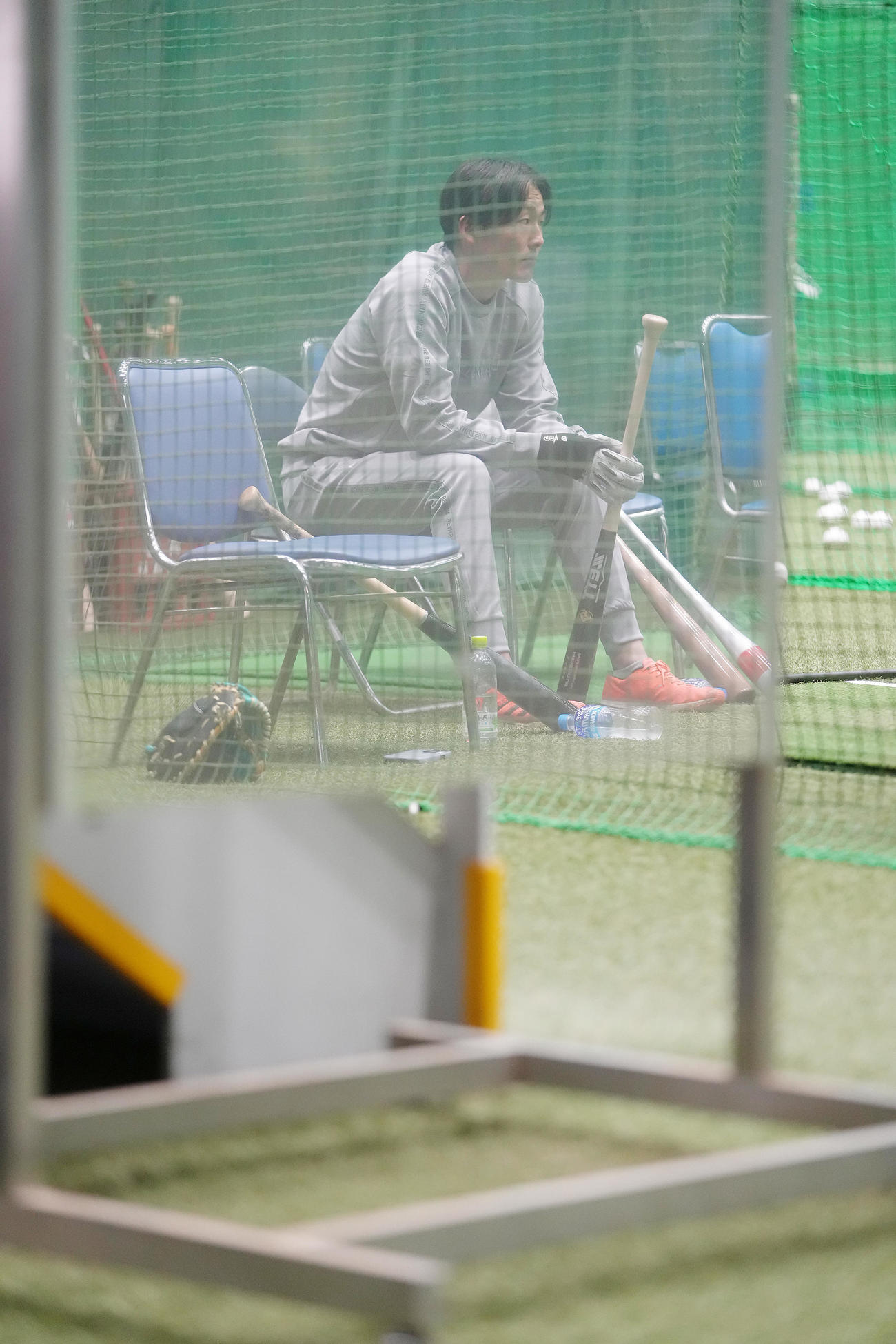自主トレを行う西武源田の姿が室内練習場の鏡にうつる（撮影・足立雅史）