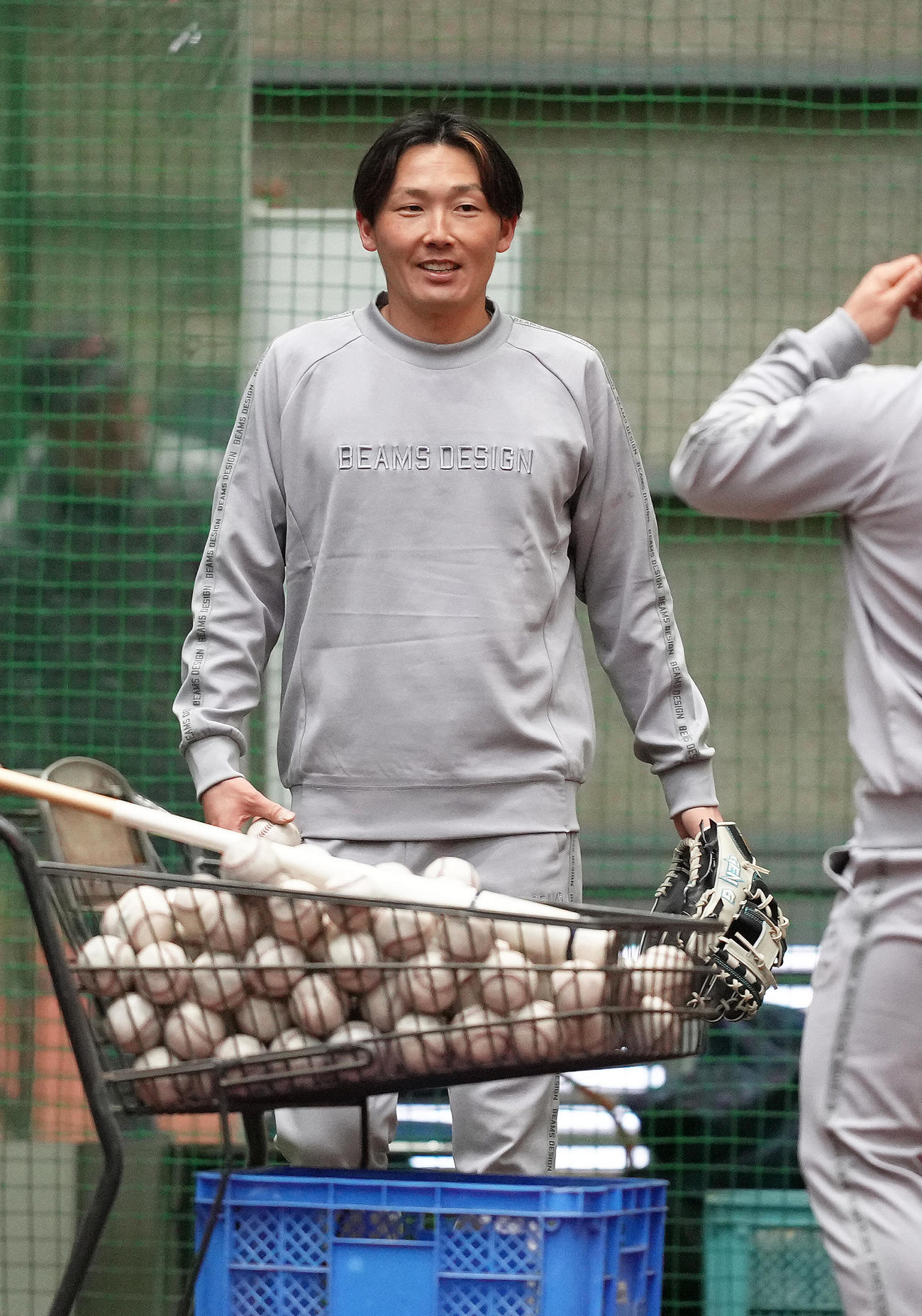 自主トレ中、笑顔を見せる西武源田（撮影・足立雅史）