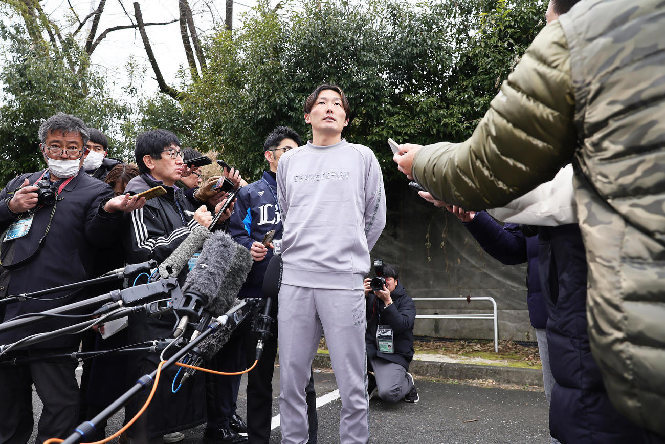 自主トレを前に取材に応じる西武源田（撮影・足立雅史）