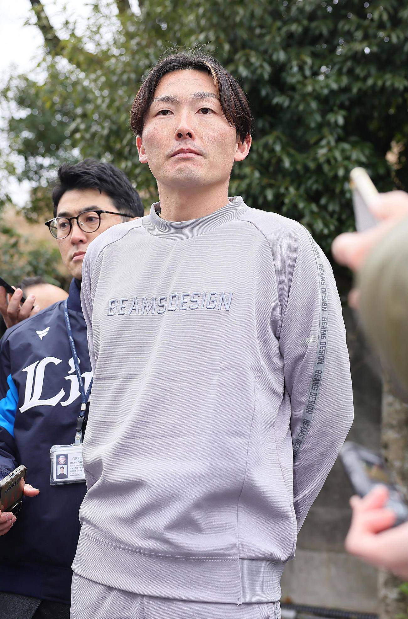 自主トレを前に取材に応じる西武源田（撮影・足立雅史）