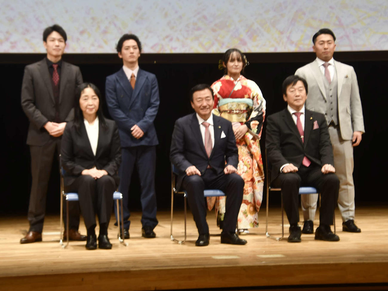 「二十歳のつどい」に出席した巨人浅野（後列右端）（撮影・平山連）