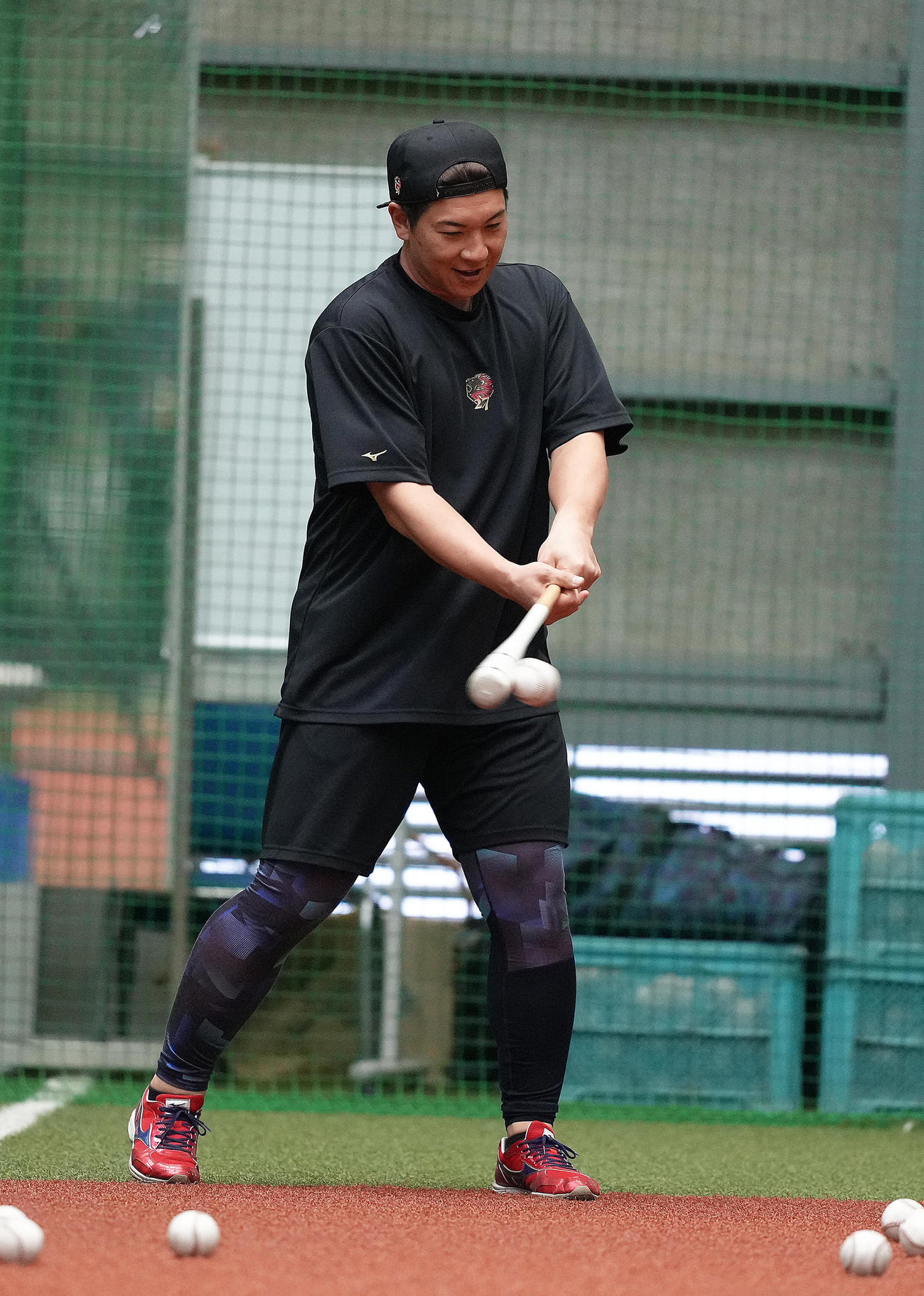 自主トレ中、ノックを打つ西武炭谷（撮影・足立雅史）