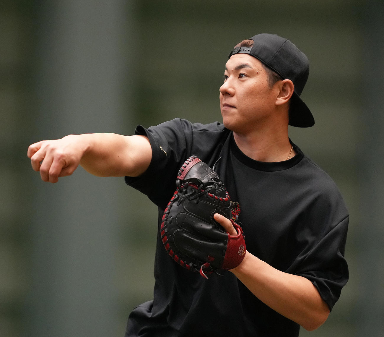 自主トレでキャッチボールする西武炭谷（撮影・足立雅史）