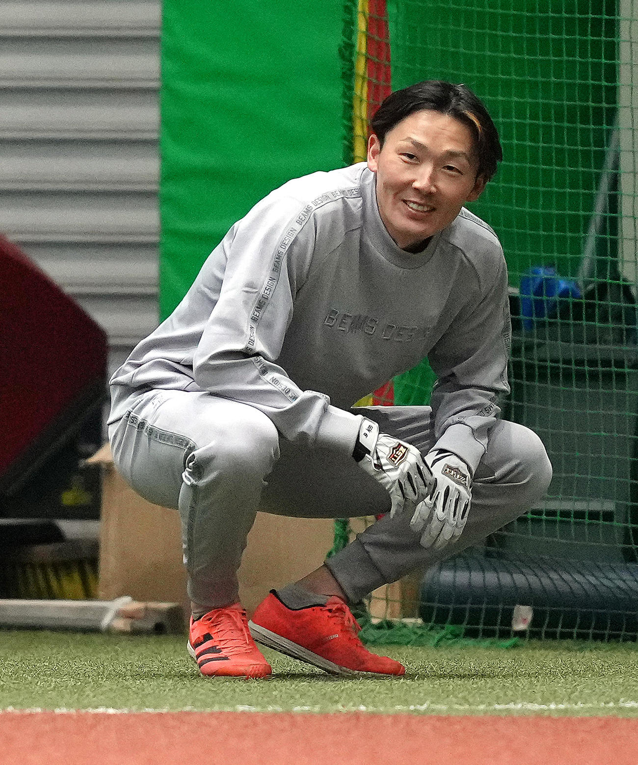 自主トレ中、笑顔を見せる西武源田（撮影・足立雅史）