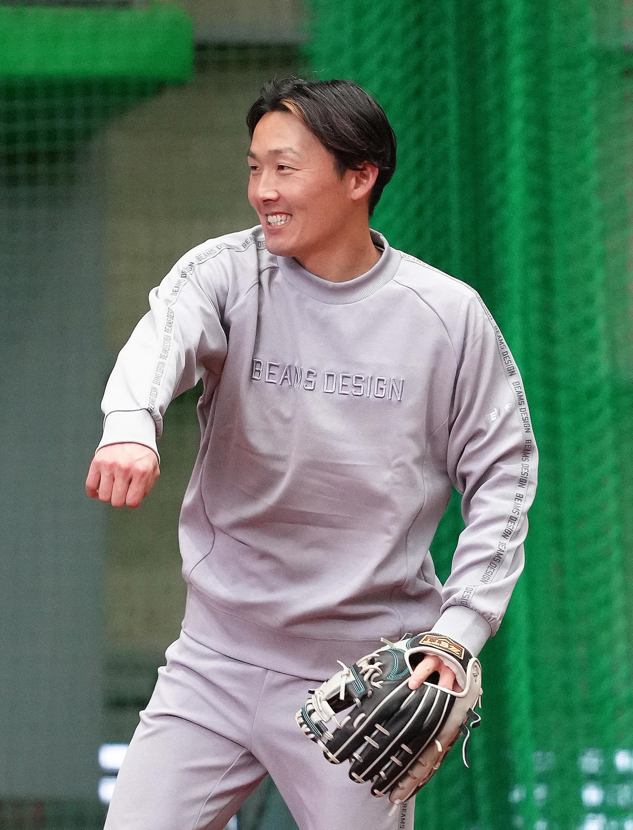 自主トレ中、笑顔を見せる西武源田（撮影・足立雅史）