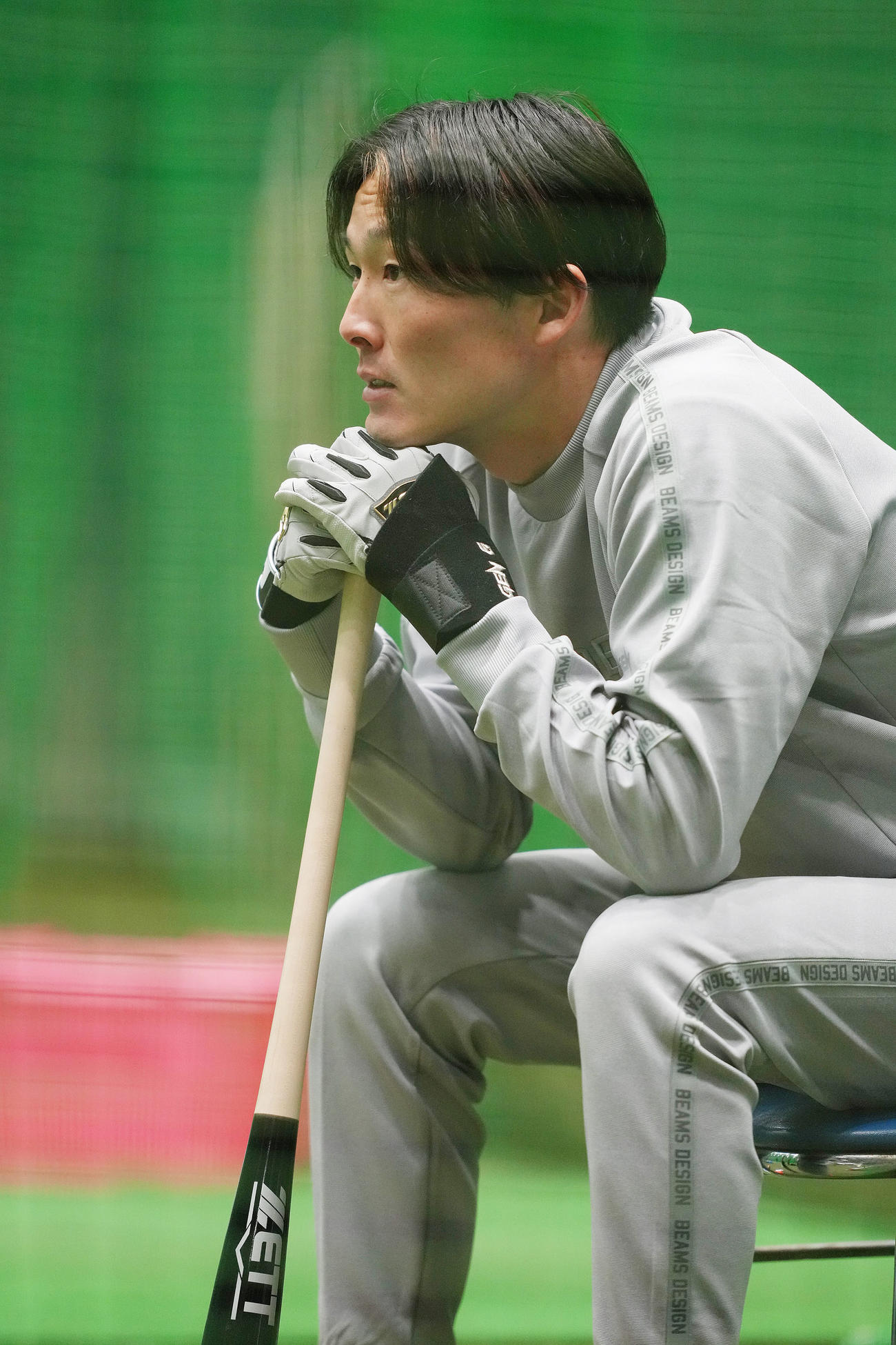 自主トレ中、真剣な表情を見せる西武源田（撮影・足立雅史）