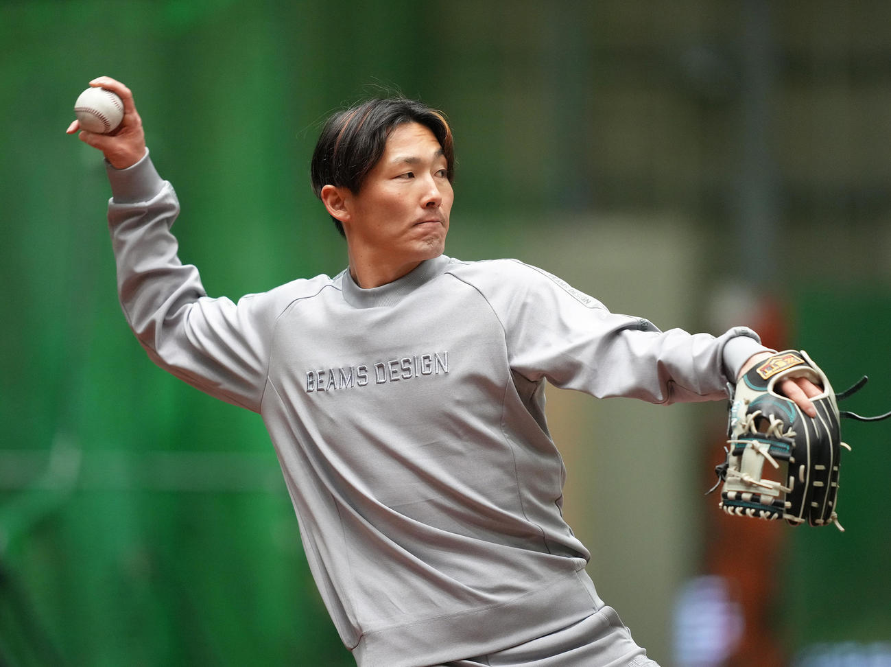 自主トレでキャッチボールする西武源田（撮影・足立雅史）