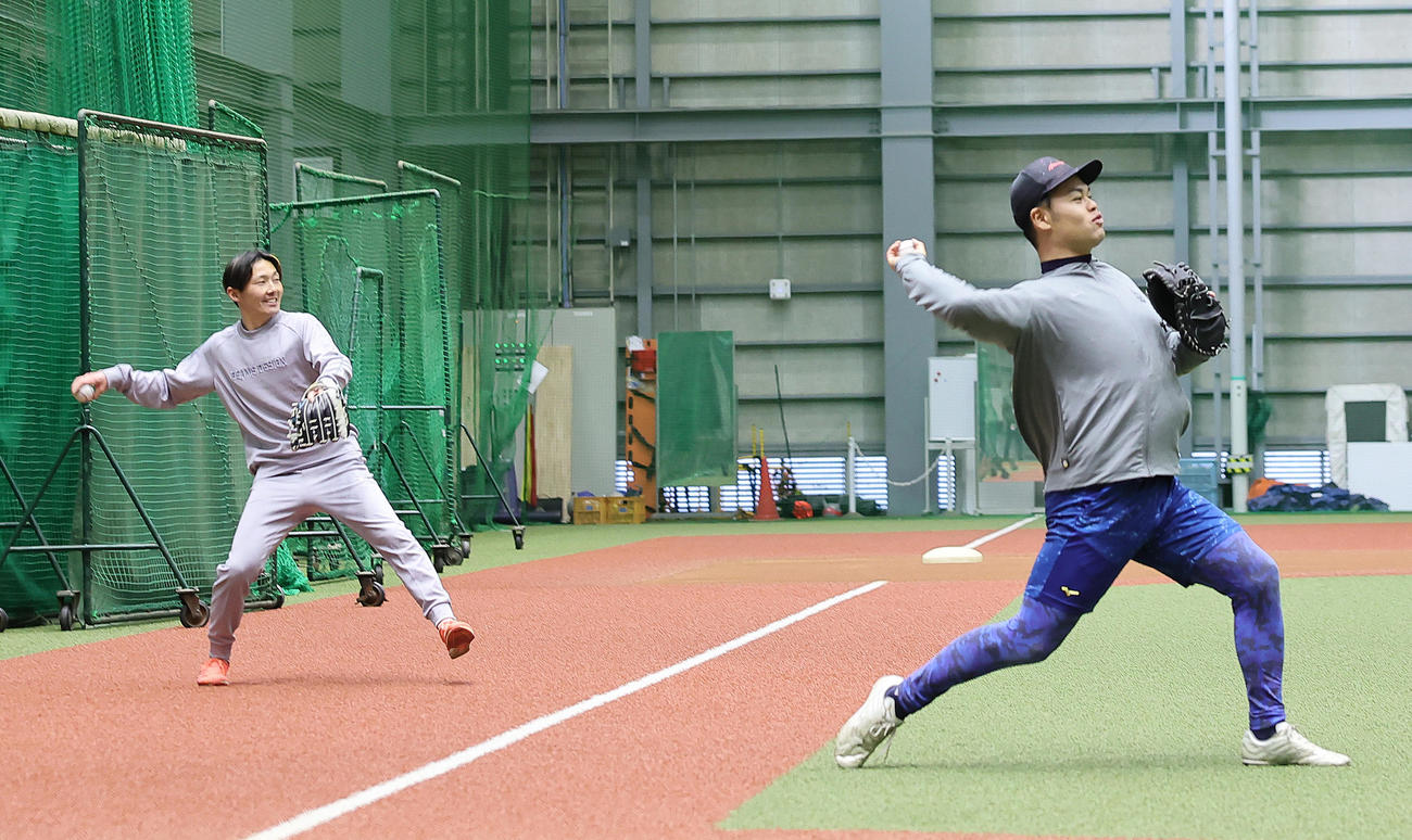 自主トレでキャッチボールする西武源田（左）と是沢（撮影・足立雅史）