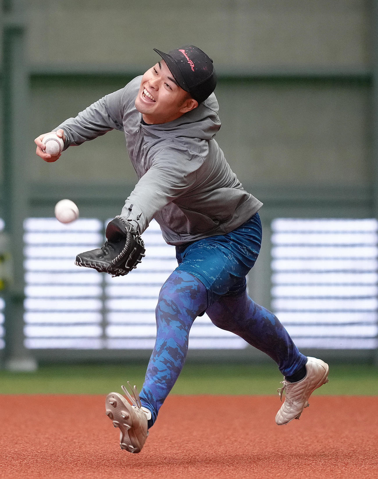 自主トレでノックを受ける西武是沢（撮影・足立雅史）