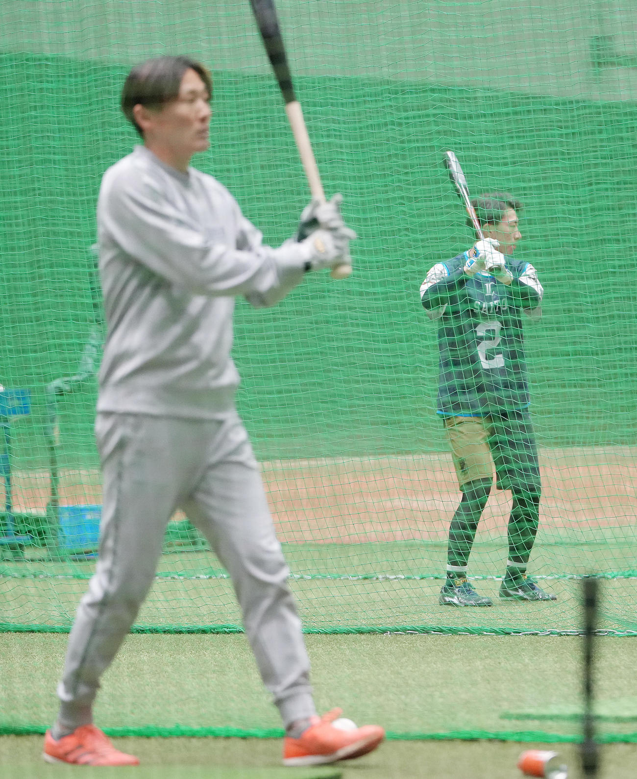 新人合同自主トレを行う西武ドラフト1位斎藤（後方）。手前は源田（撮影・足立雅史）