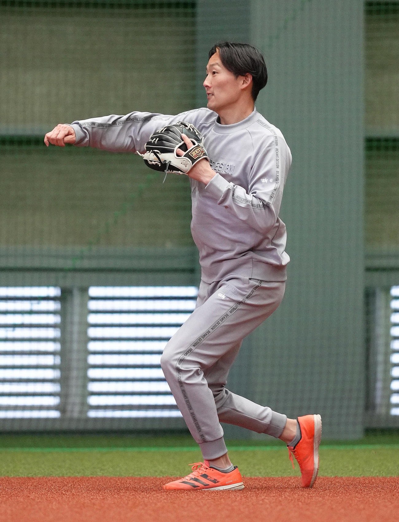 自主トレでノックを受ける西武源田（撮影・足立雅史）
