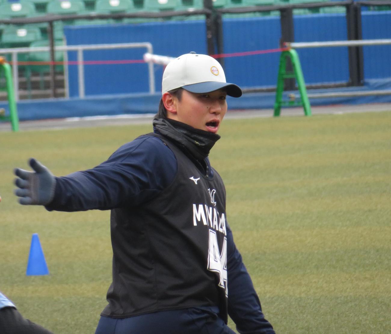 新人合同自主トレに参加したロッテドラフト2位の宮崎（撮影・星夏穂）