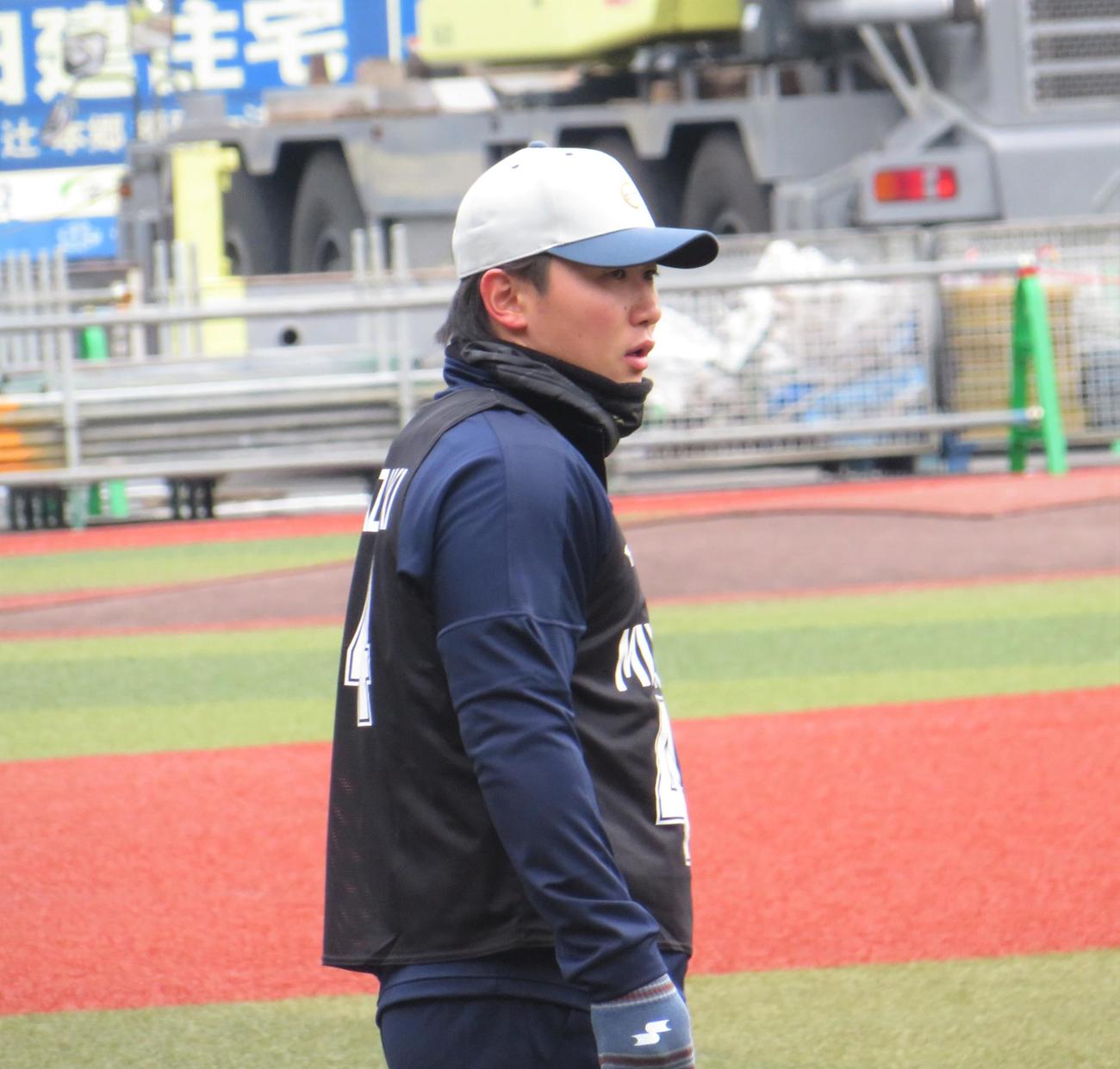 新人合同自主トレに参加したロッテドラフト2位の宮崎（撮影・星夏穂）