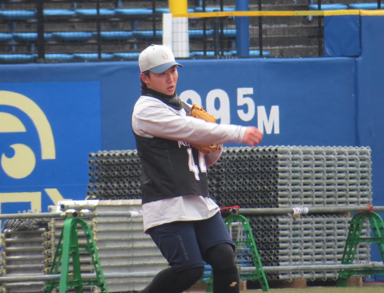 新人合同自主トレでノックを受けるロッテドラフト2位の宮崎（撮影・星夏穂）