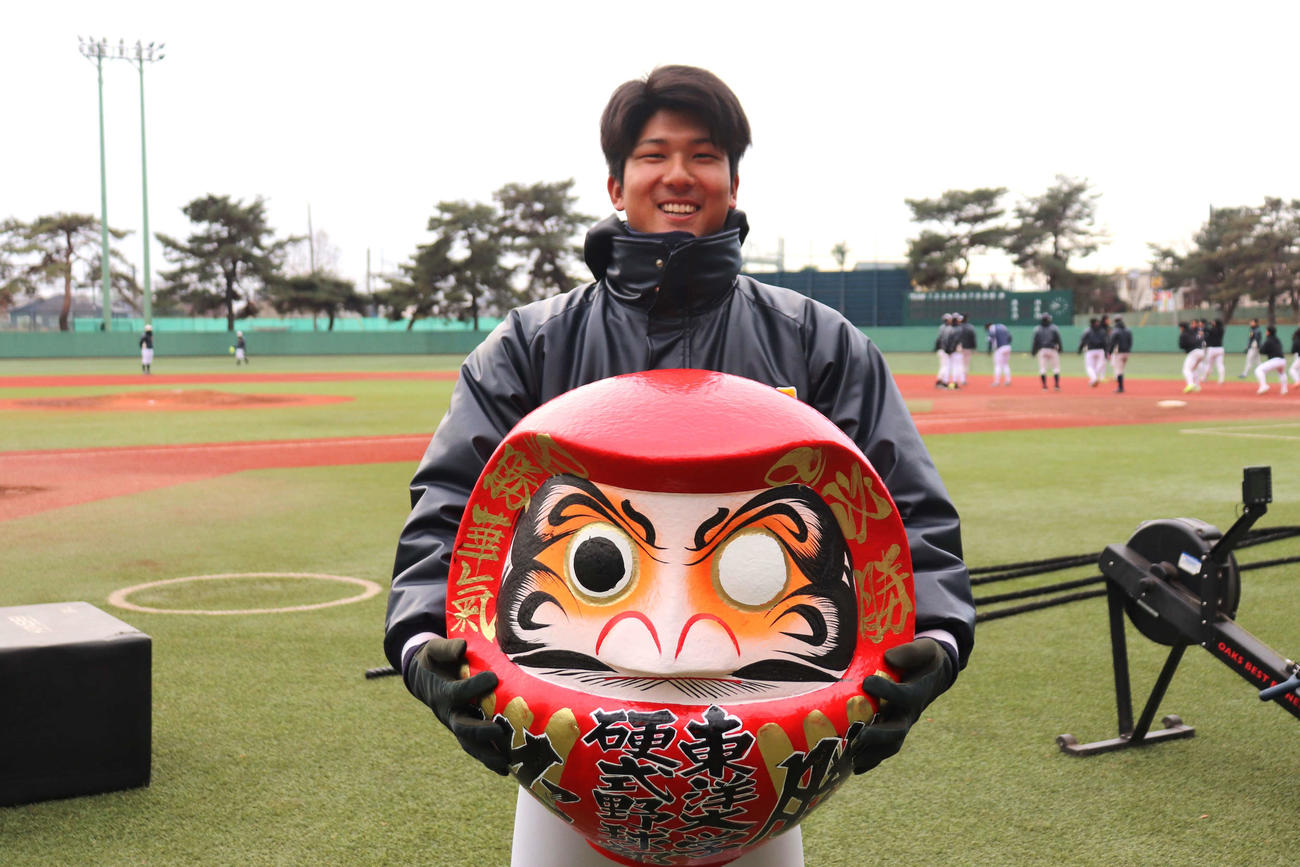 必勝祈願のダルマを手に、今年の優勝とドラフト1位を祈願した東洋大の島田（撮影・保坂淑子）