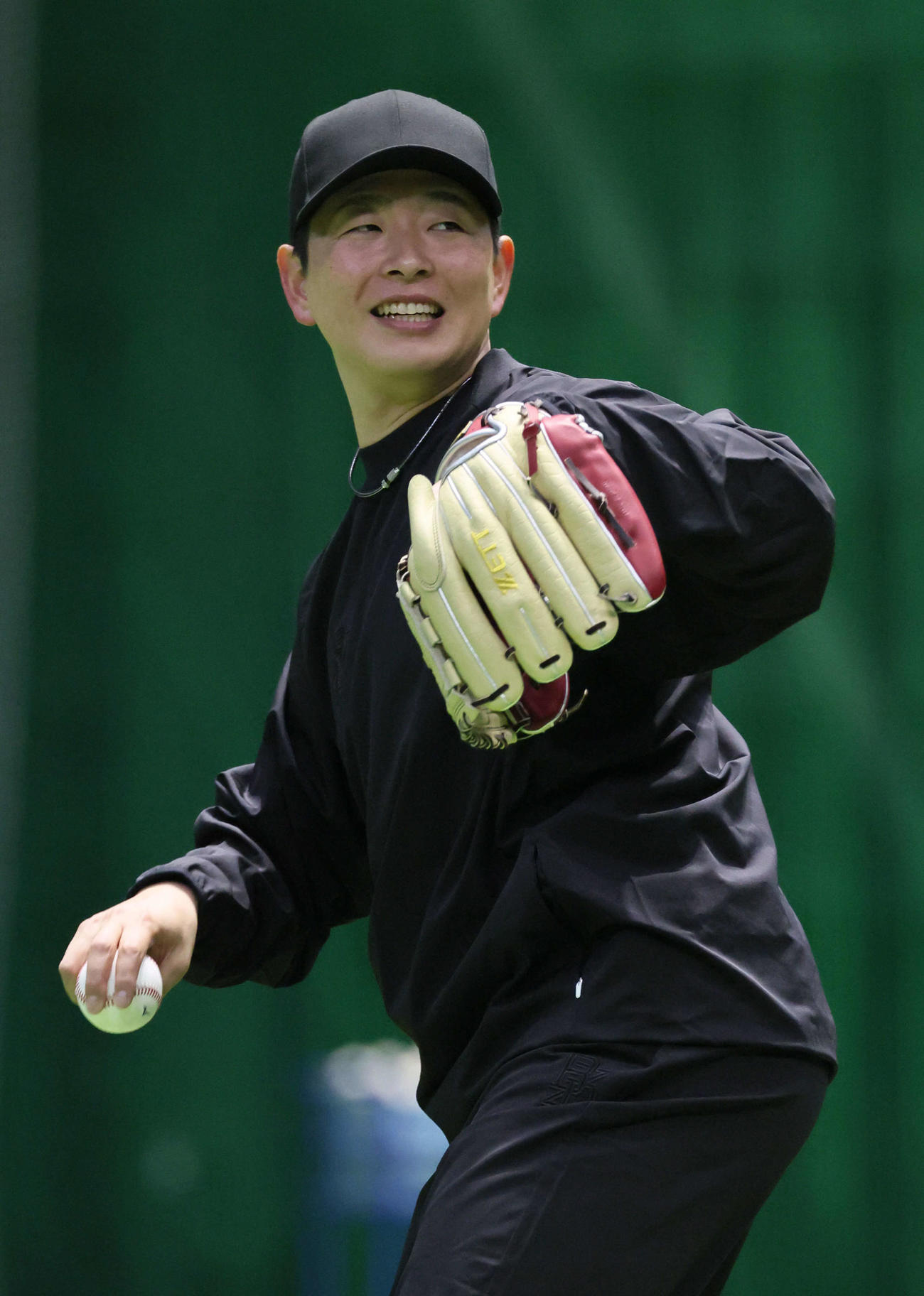 自主トレ中、笑顔を見せる広島大瀬良（撮影・加藤孝規）