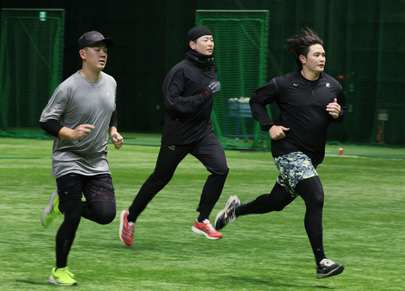 自主トレで走り込む広島大瀬良（中央）と小林（左）、大道（撮影・加藤孝規）