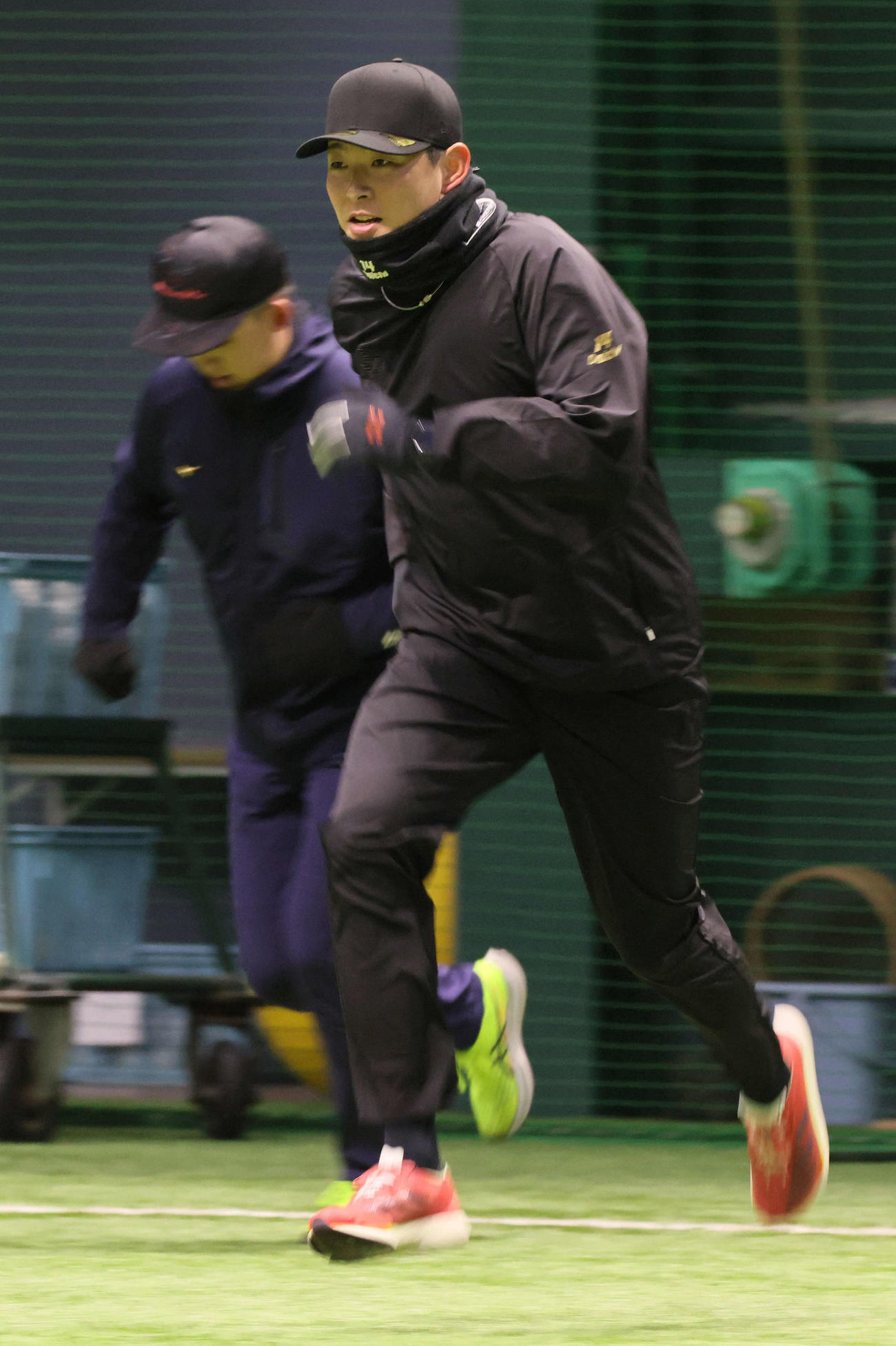 自主トレで走り込む広島大瀬良。左は小林（撮影・加藤孝規）