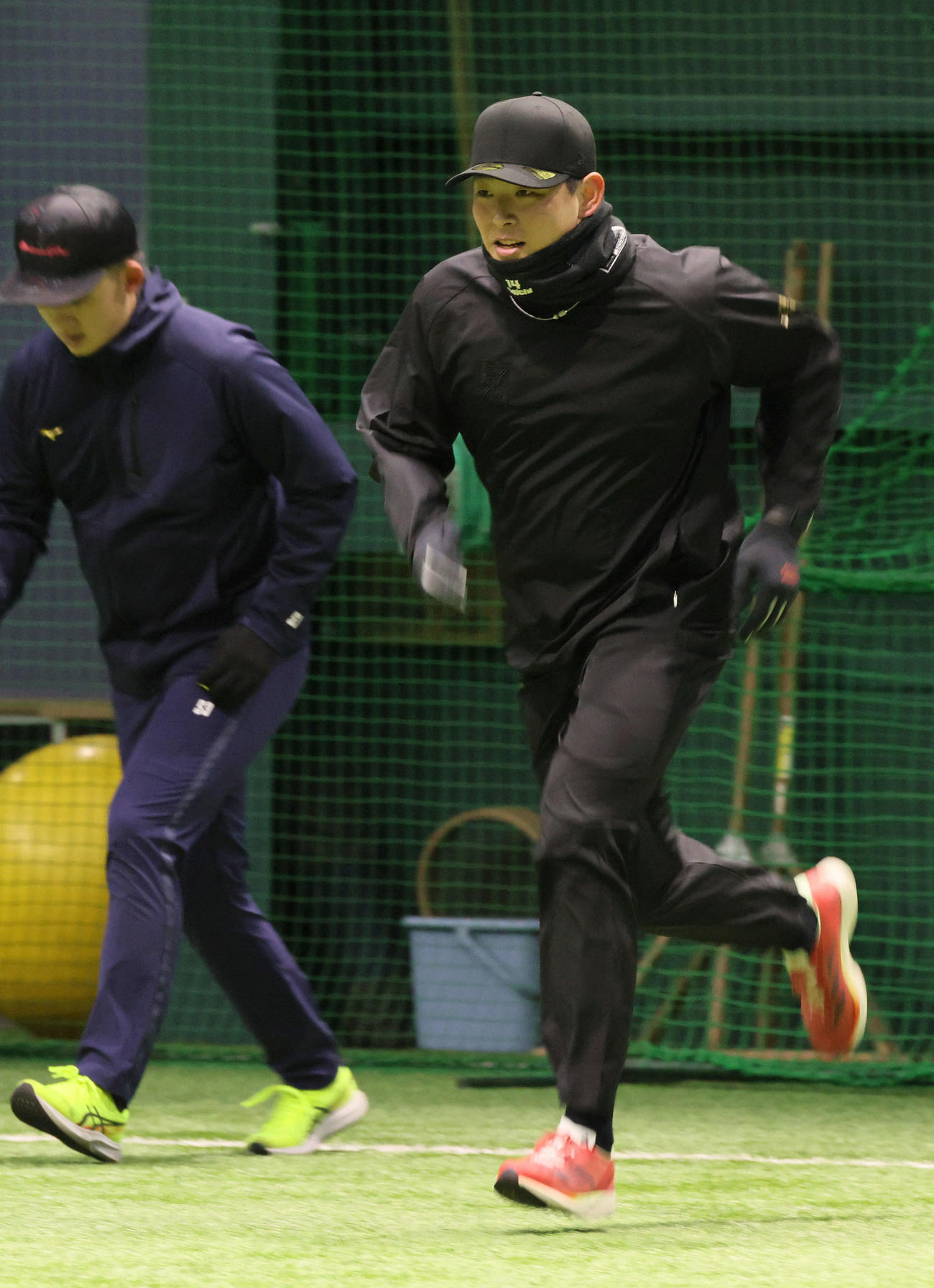 自主トレで走り込む広島大瀬良。左は小林（撮影・加藤孝規）
