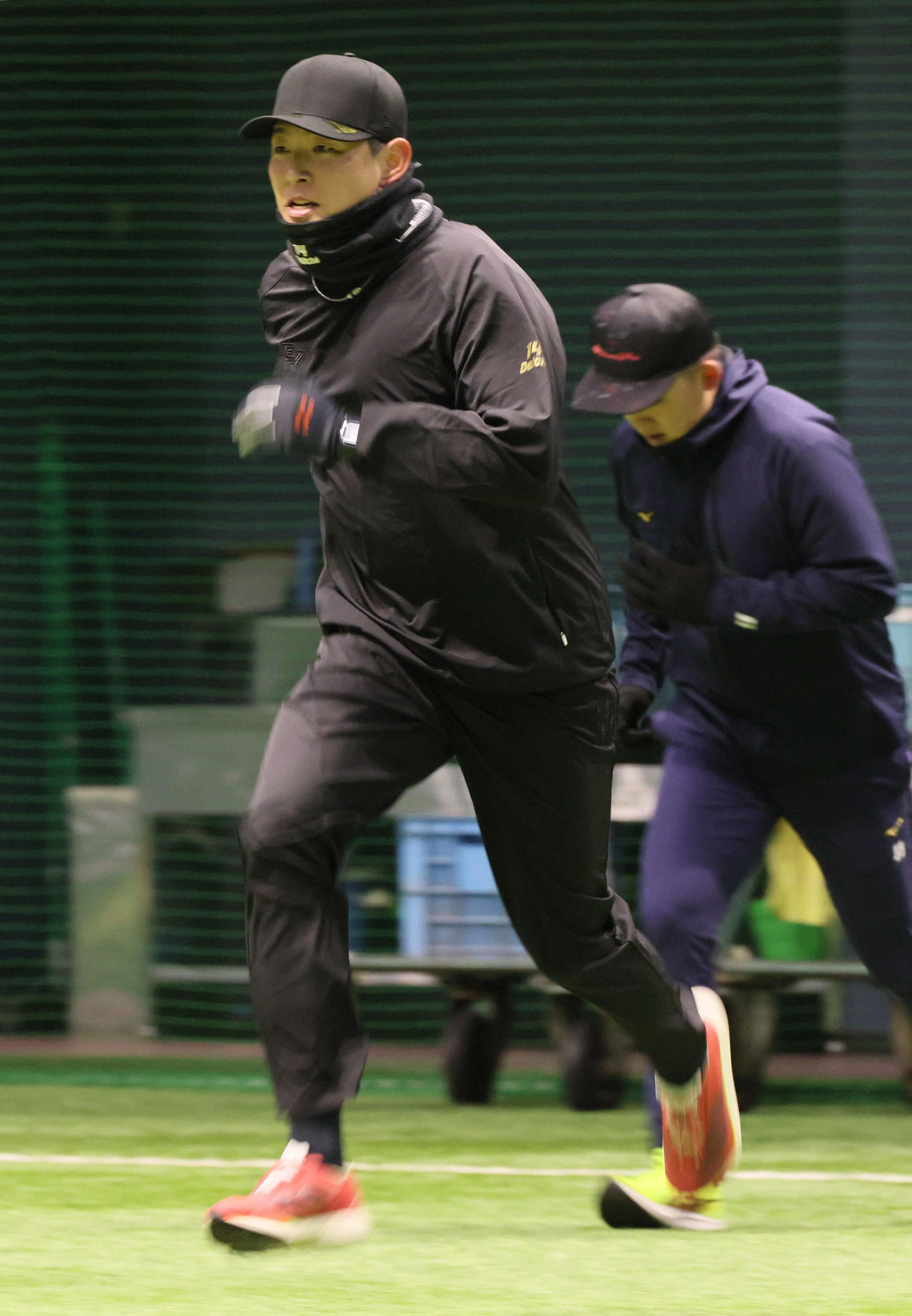 自主トレで走り込む広島大瀬良。右は小林（撮影・加藤孝規）