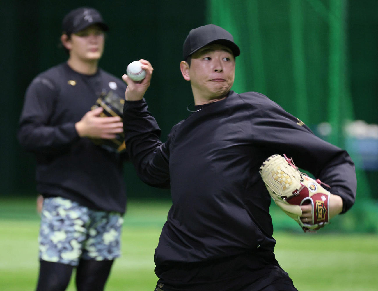 自主トレでキャッチボールをする広島大瀬良。左は大道（撮影・加藤孝規）