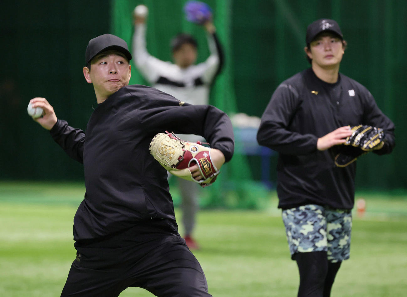 自主トレでキャッチボールをする広島大瀬良。右は大道（撮影・加藤孝規）