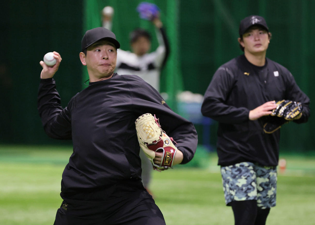 自主トレでキャッチボールをする広島大瀬良。右は大道（撮影・加藤孝規）