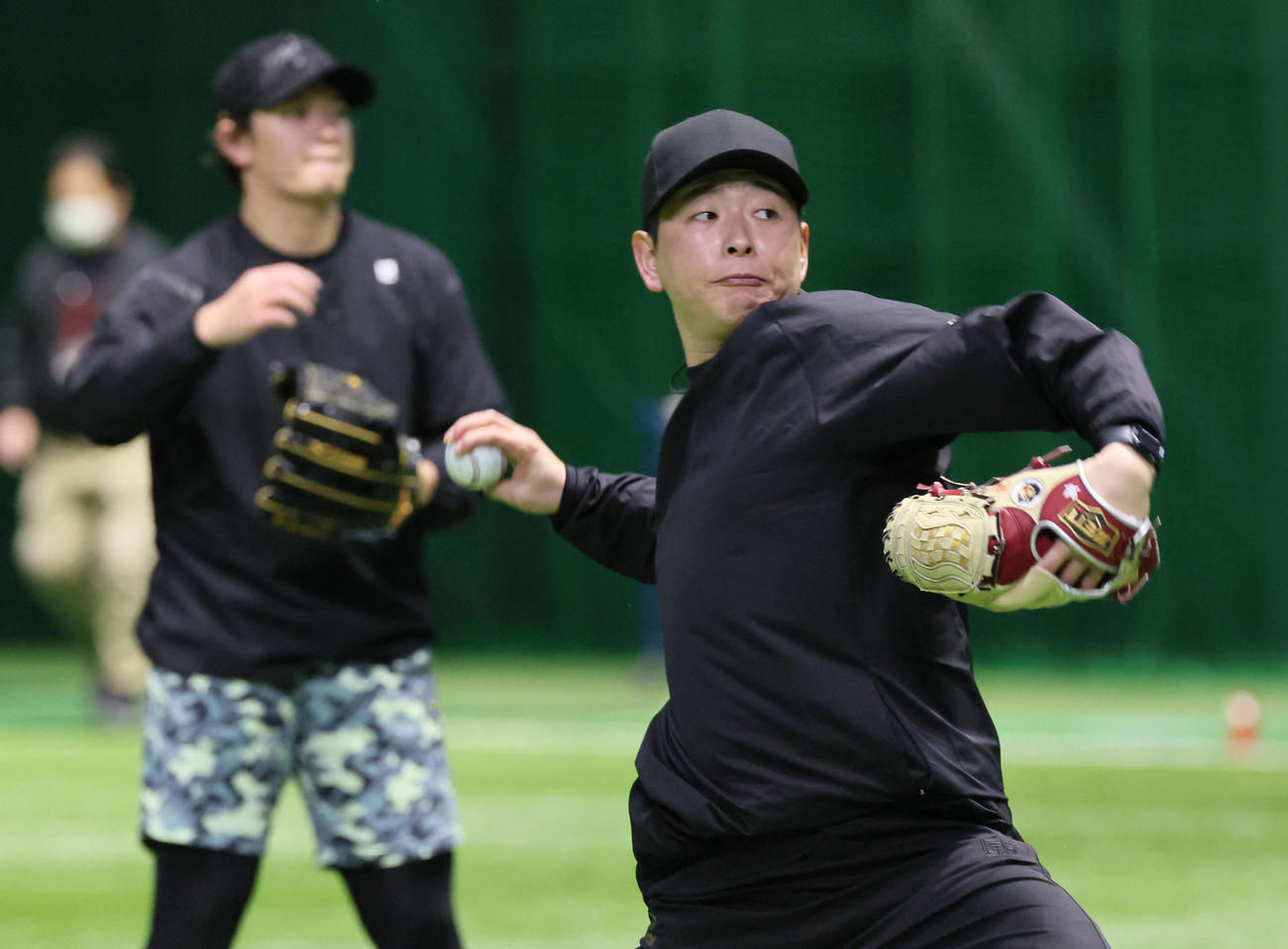 自主トレでキャッチボールをする広島大瀬良。右は大道（撮影・加藤孝規）