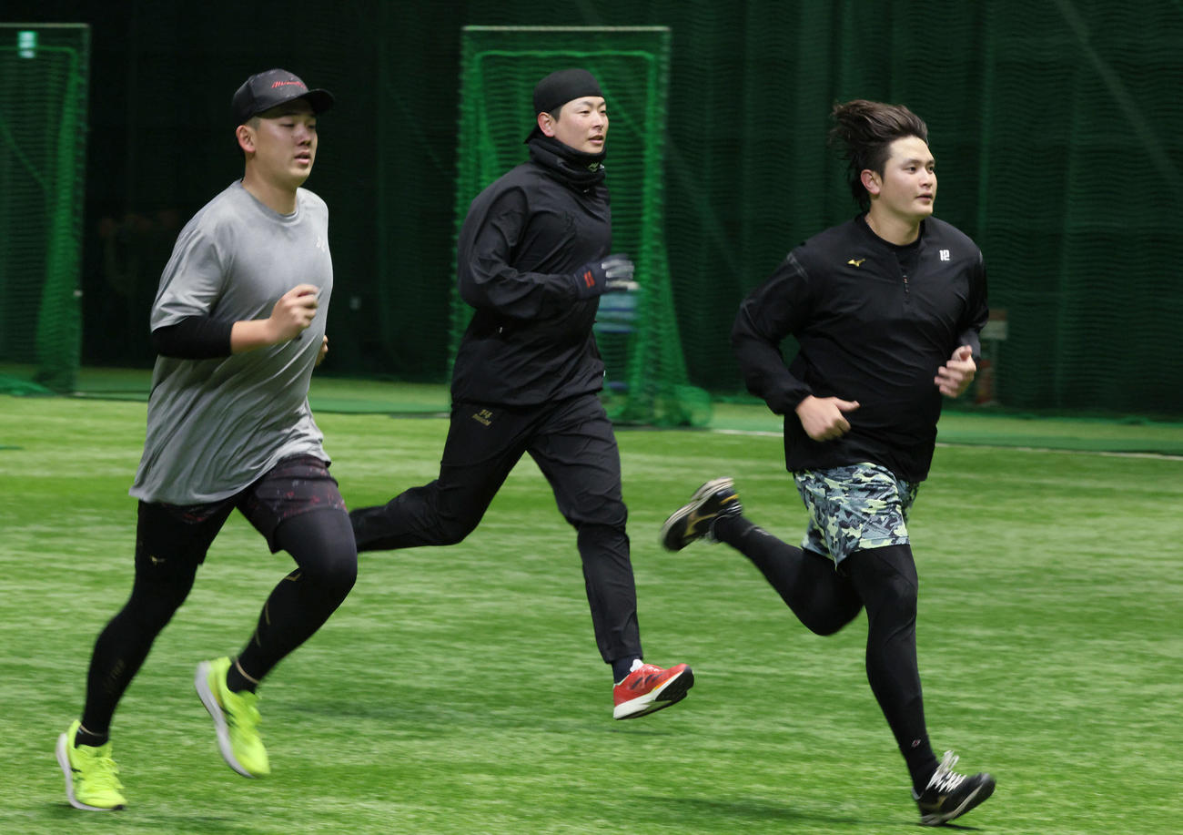 自主トレで走り込む広島大瀬良（中央）と小林（左）、大道（撮影・加藤孝規）