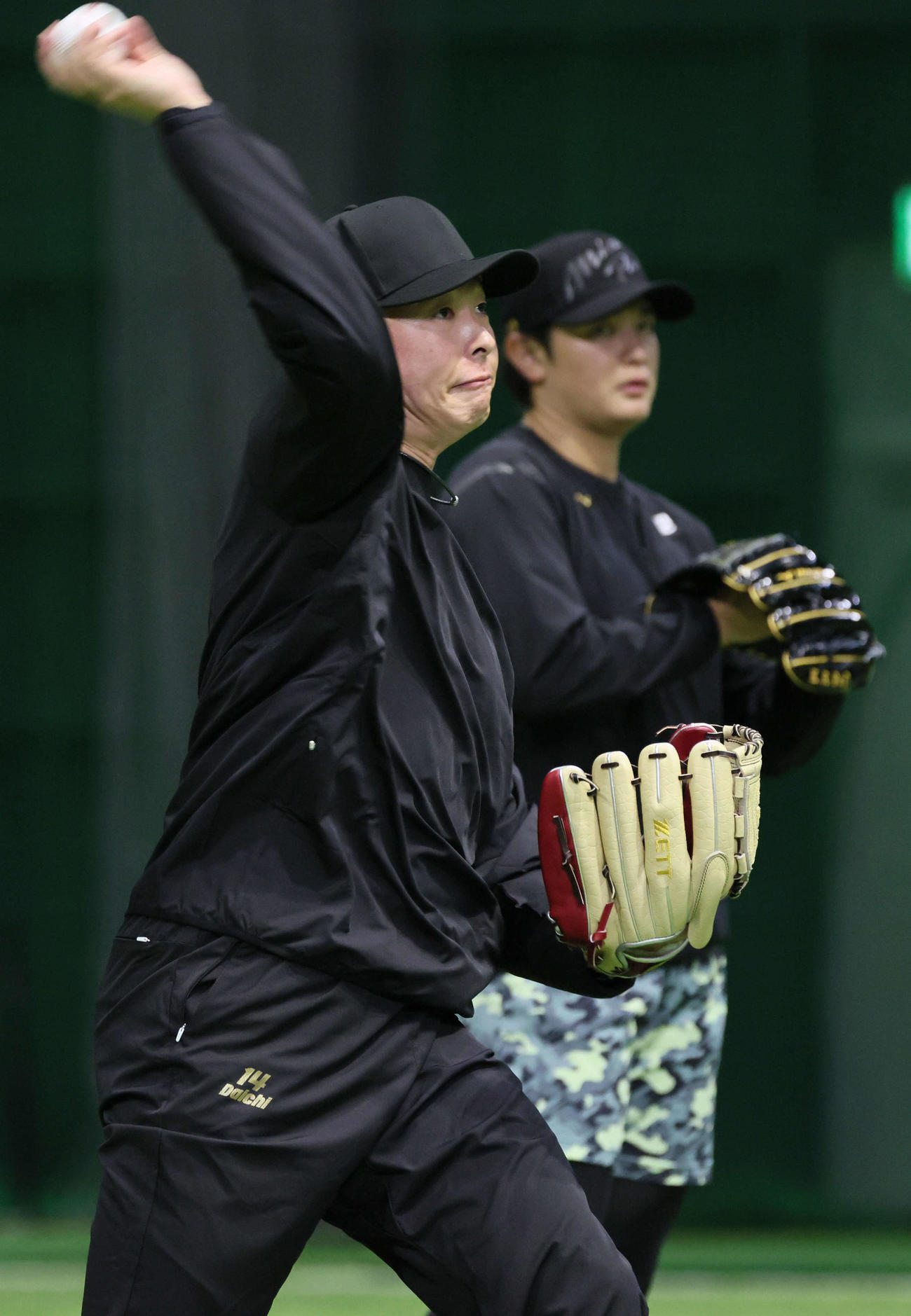 自主トレでキャッチボールをする広島大瀬良。右は大道（撮影・加藤孝規）