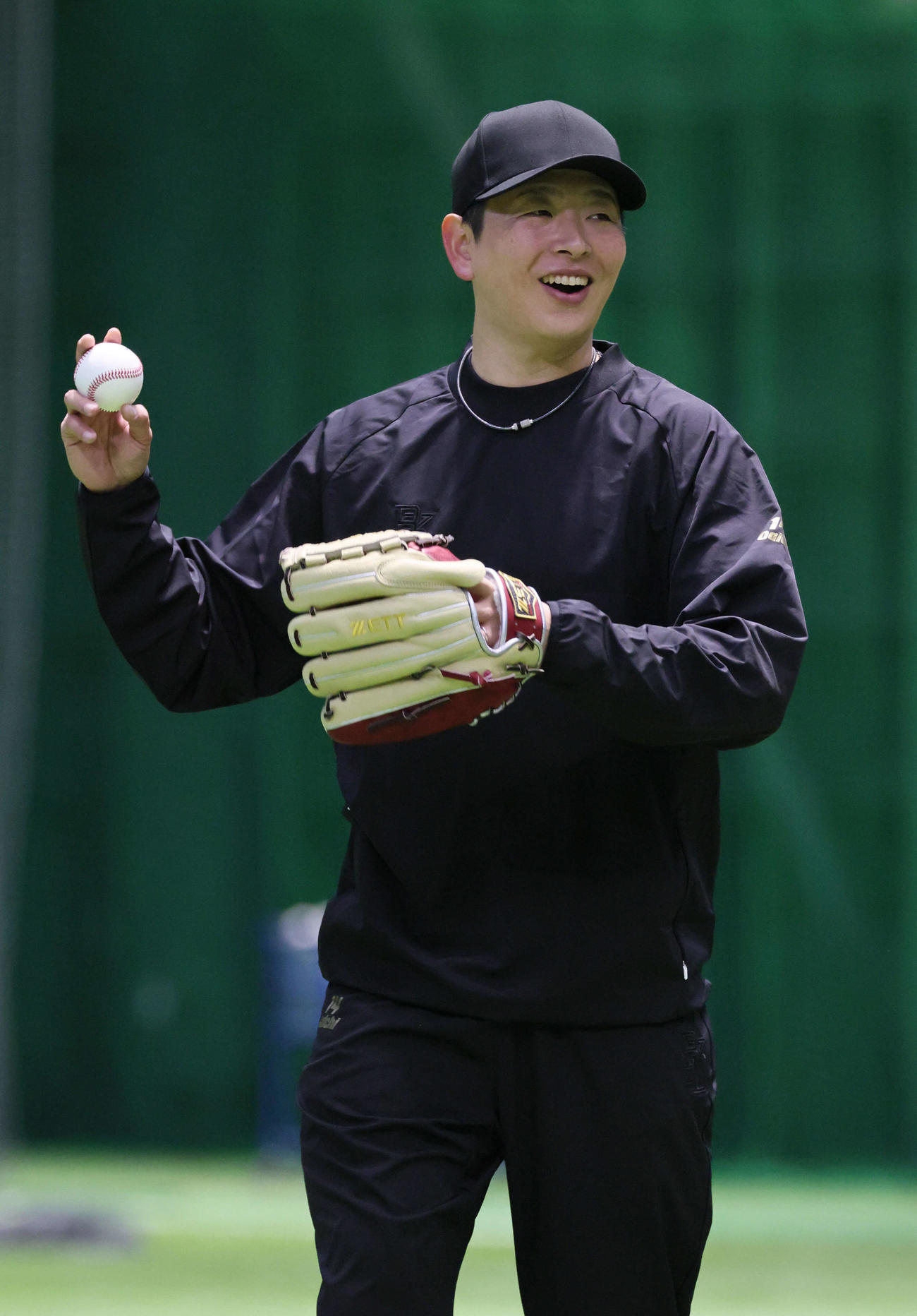 自主トレ中、笑顔を見せる広島大瀬良（撮影・加藤孝規）