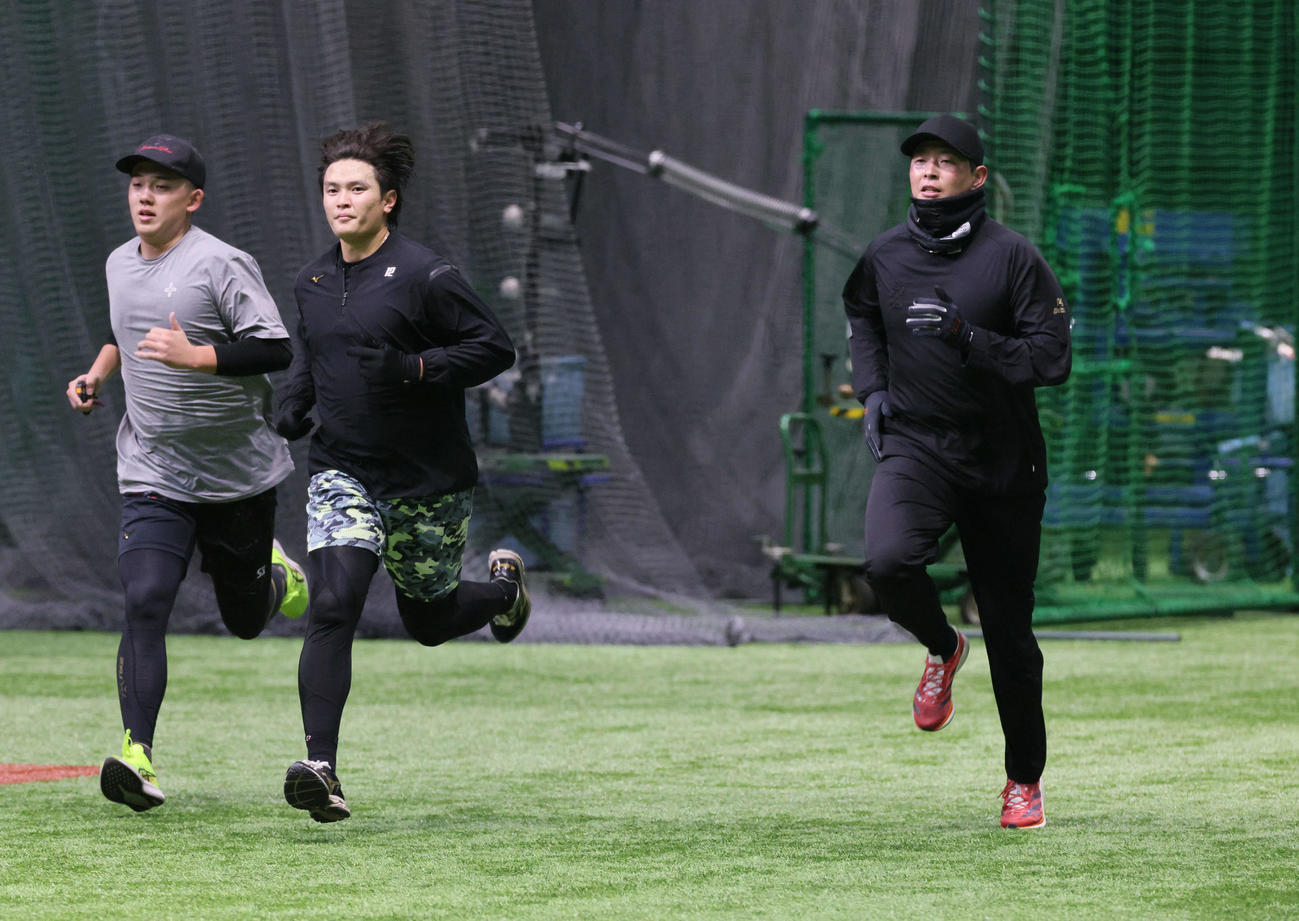 自主トレで走り込む広島大瀬良（右）と大道（中央）、小林（撮影・加藤孝規）