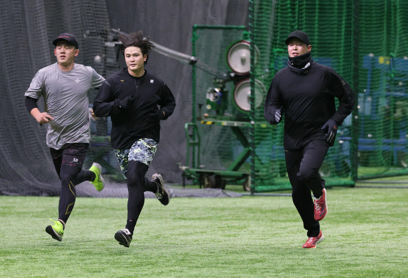 自主トレで走り込む広島大瀬良（右）と大道（中央）、小林（撮影・加藤孝規）
