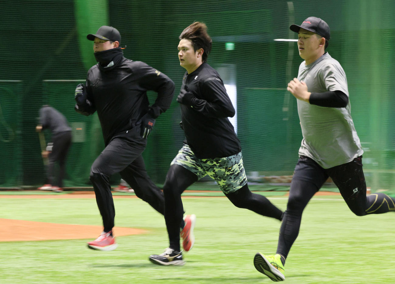 自主トレで走り込む広島大瀬良（左）と大道（中央）、小林（撮影・加藤孝規）