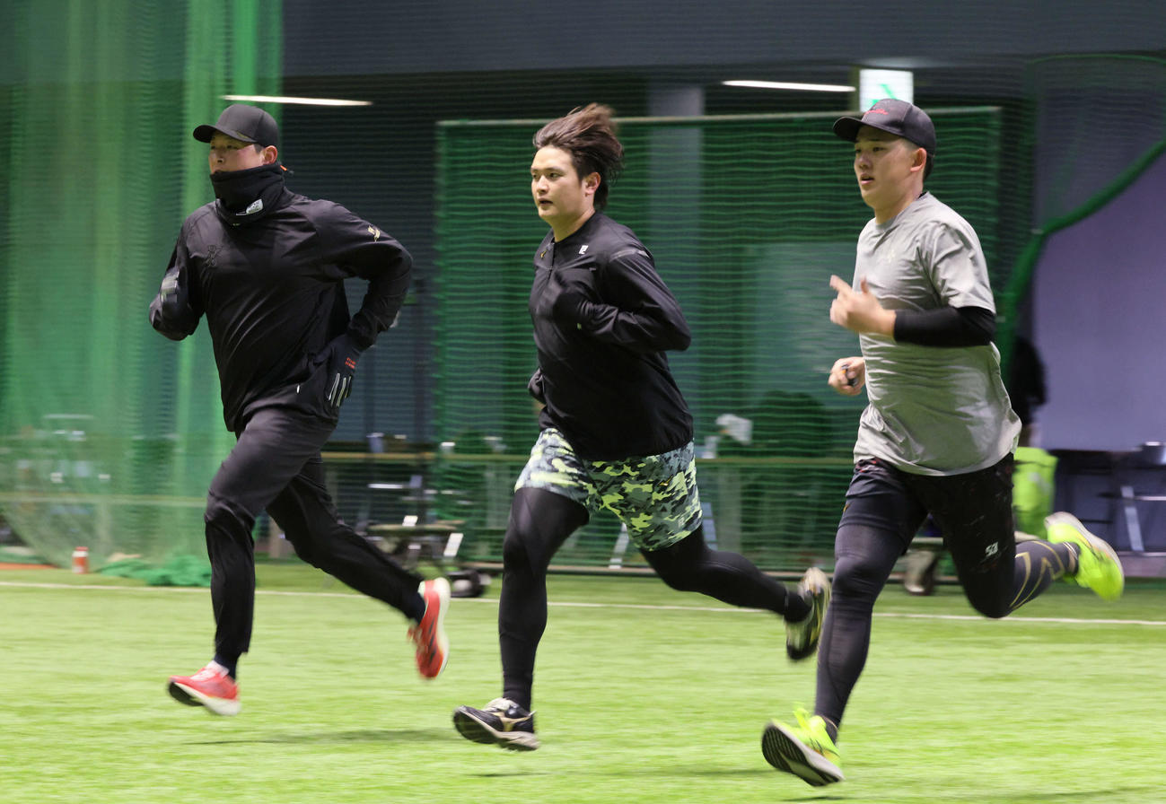 自主トレで走り込む広島大瀬良（左）と大道（中央）、小林（撮影・加藤孝規）