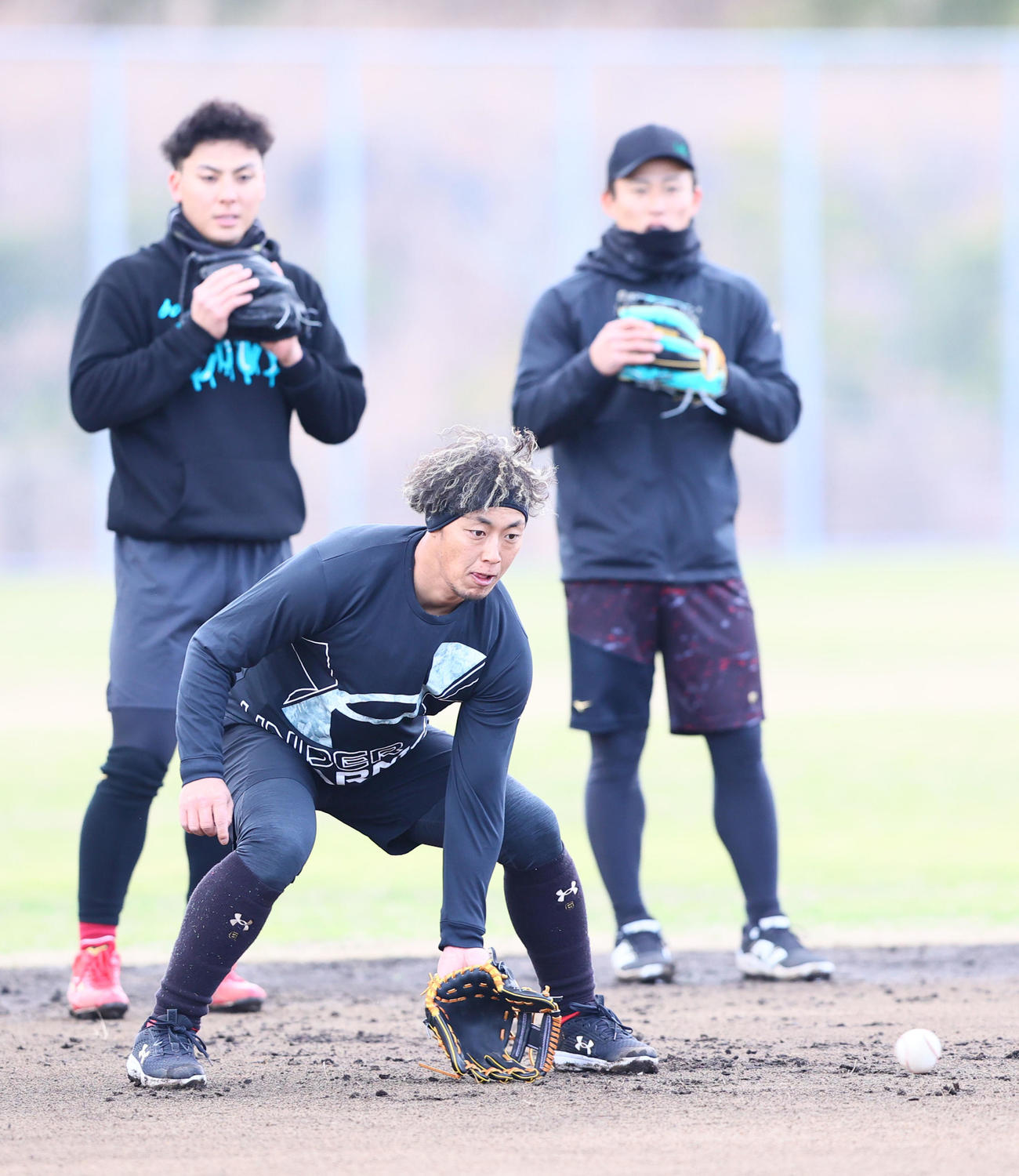 守備ノックで軽快な動きを見せる今宮（撮影・梅根麻紀）
