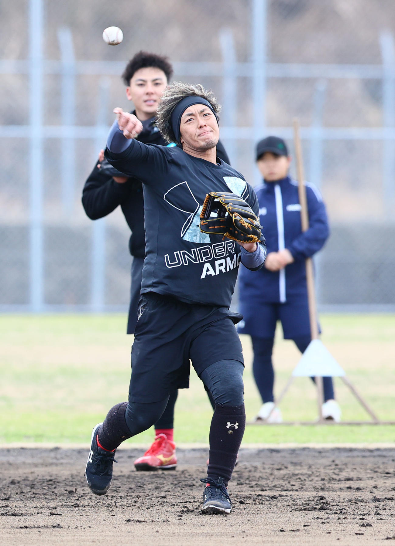 守備ノックで軽快な動きを見せる今宮（撮影・梅根麻紀）